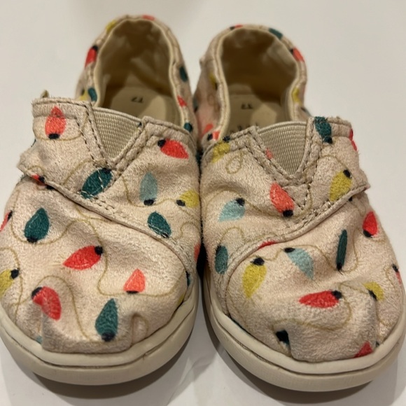 TOMS Belmont Toddler Girl Slip On Shoe Cream Christmas Light Bulb US7 - Picture 1 of 15